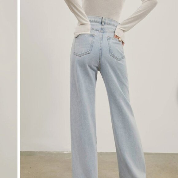 💕HOST PICK💕 Denim Straight Leg light wash Jeans - Picture 3 of 5